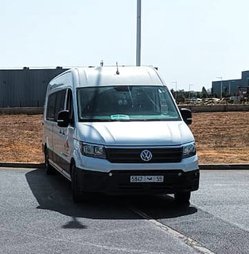 Camion de transport de personnel à l'arrêt dans une zone industrielle